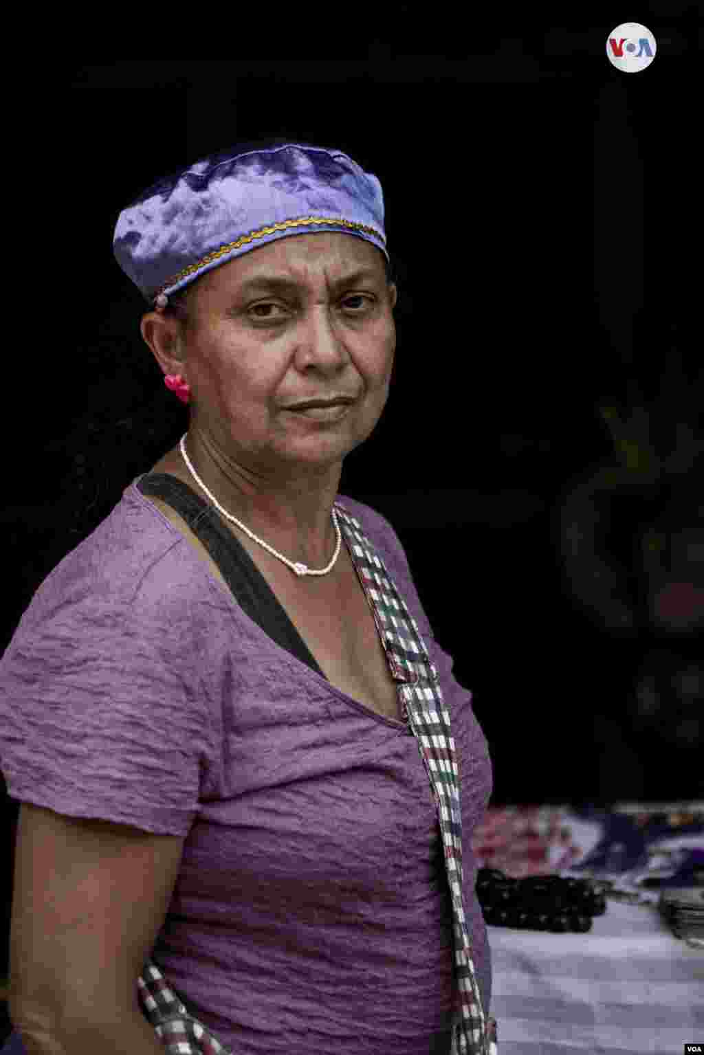 Ester Yáñez, de 56 años,&nbsp;vende estampitas y rosarios que acompañan a los feligreses a venerar al Nazareno en las afuera de la Basílica de Santa Teresa ubicada en el centro de Caracas. &nbsp;