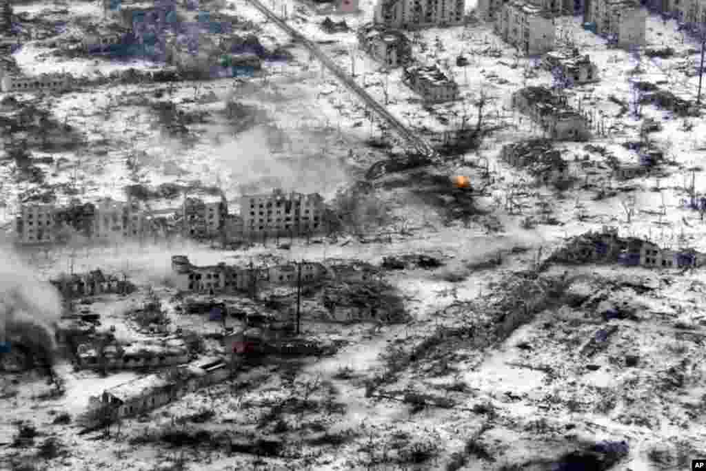 Imágenes tomadas con drones en febrero mostraron la devastación de Maryinka, que antes de la guerra tenía una población de menos de 10.000 habitantes. La captura de la ciudad estratégica abre potencialmente un nuevo corredor para el avance de las tropas rusas en la región de Donetsk.