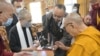 刘晓波的遗孀刘霞(左二）当面送给达赖喇嘛刘晓波的诗集和她的个人摄影集。（达赖喇嘛办公室提供）