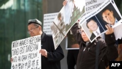 Sejumlah aktivis Uighur di Vancouver, Kanada, berdemo untuk memprotes perlakuan China terhadap etnis Uighur, 8 Mei 2019. (Foto: Jason Redmond/AFP)