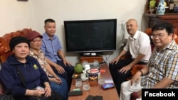越南博主黎英雄(左三)2023年7月5日获得自由后和亲友在一起。（照片来自黎英雄家人的脸书） 