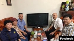 Bạn bè đến thăm ông Lê Anh Hùng (áo xanh, thứ ba, bên trái) ngày 5/7/2023. Photo Facebook Đặng Bích Phượng.