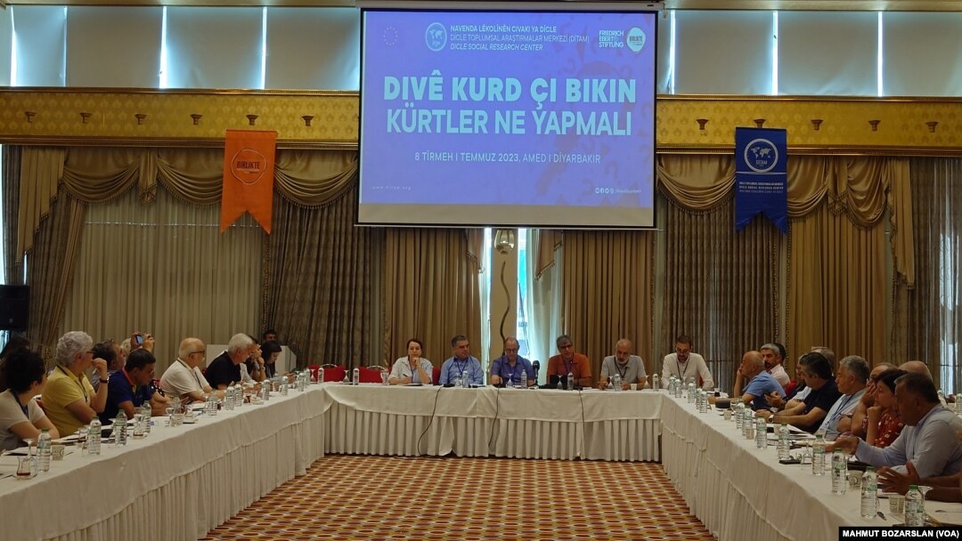 Diyarbakır'da "Kürtler ne yapmalı?" toplantısına toplumun çeşitli kesimleri katıldı