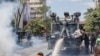 在肯尼亚首都内罗毕的市中心，抗议者登上警方的水炮车。(2024年6月25日)