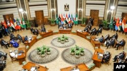 Ifoto y'inama yahuje abayobozi ba Sudani n'ab'ibihugu by'Abarabu. 