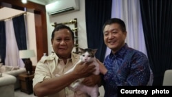 Prabowo Subianto (kiri) berfoto bersama Duta Besar China Lu Kang dan kucing miliknya, Bobby, dalam kunjungan Lu ke kediaman Prabowo di Jakarta, pada 18 Februari 2024. (Foto: Courtesy of TKN Prabowo Gibran)