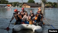 Rescatistas evacuan a los residentes de un área inundada después de que se rompiera la represa de Nova Kakhovka, en Jersón, Ucrania, el 7 de junio de 2023.