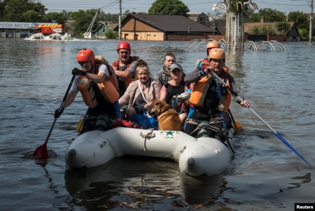 乌克兰的松卡霍夫卡大坝被炸毁后，乌克兰救援人员从洪水泛滥的赫尔松地区救出民众。（2023年6月7日）