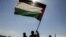 Para pengikut kelompok Houthi membentangkan bendera Palestina dalam aksi solidaritas terhadap warga Palestina di Jalur Gaza yang digelar di Sanaa, Yaman, pada 29 Januari 2024. (Foto: Reuters/Khaled Abdullah)