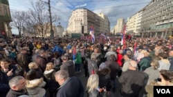 Građani okupljeni na protesnom skupu protiv izbornih nepravilnosti "Ne pristajemo", u organizaciji ProGlasa, na Terazijama, u Beogradu, 30. decembra 2023. (Foto: Glas Amerike/Rade Ranković)