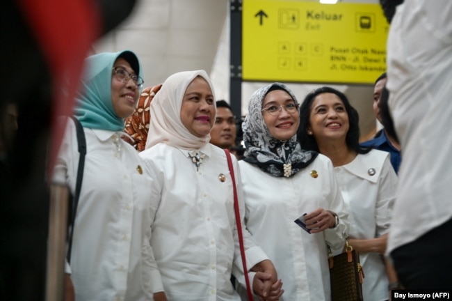 Ibu Negara Iriana (kedua dari kiri) menjajal LRT saat upacara peresmian di Stasiun Cawang, Jakarta, 28 Agustus 2023. (Foto: Bay Ismoyo/AFP)