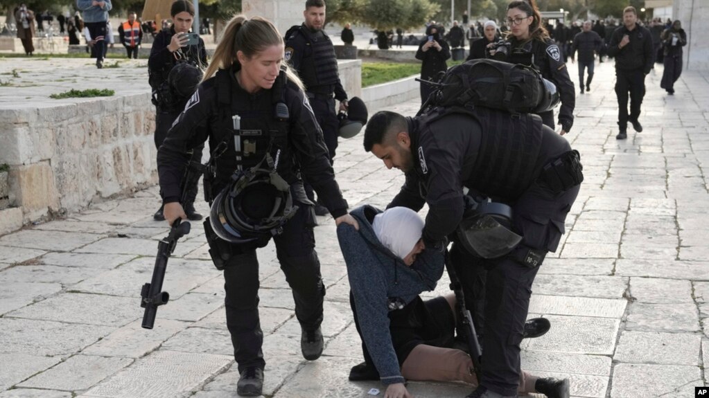Polisi Israel menangkap seorang perempuan Palestina di kompleks Masjid Al-Aqsa menyusul penggerebekan di Kota Tua Yerusalem selama bulan suci Ramadan (foto: dok). 