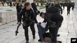 Polisi Israel menangkap seorang perempuan Palestina di kompleks Masjid Al-Aqsa menyusul penggerebekan di Kota Tua Yerusalem selama bulan suci Ramadan (foto: dok). 