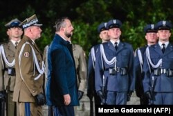 Menteri Pertahanan Polandia, Wladyslaw Kosiniak-Kamysz, menghadiri upacara peringatan 85 tahun Perang Dunia II di Westerplatte, Gdansk, 1 September 2024. (Foto: Marcin Gadomski/AFP)