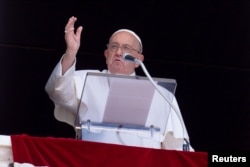 Paus Fransiskus memimpin doa Angelus dari jendelanya, di Vatikan, 16 Juni 2024. (Foto: via Reuters)