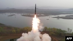 북한이 지난 4월 김정은 국무위원장이 참석한 가운데 고체 연료를 사용한 대륙간탄도미사일(ICBM) ‘화성포 18형’을 처음으로 시험발사했다며 사진을 공개했다.