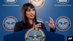 La portavoz del Pentágono, Sabrina Singh, habla durante una rueda de prensa en el Pentágono, el 17 de abril de 2023, en Washington