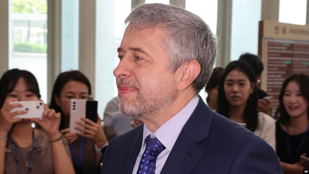 Ruski ambasador u Južnoj Koreji Georgij Zinovjev stiže u Ministarstvo spoljnih poslova u Seulu, Južna Koreja, 21. juna 2024.