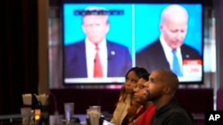 Gledanje prenosa debate u baru u Čilagu (Foto: AP/Charles Rex Arbogast)