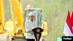 Presiden Joko Widodo melakukan peletakan batu pertama pembangunan Pusat Pelatihan Nasional Persatuan Sepak Bola Seluruh Indonesia (PSSI) di kawasan Ibu Kota Nusantara, 22 September 2023. (Twitter/jokowi)