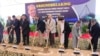 巴基斯坦总理谢里夫(中)与中国官员在恰希马的核电站破土动工仪式上铲土。(2023年7月14日)