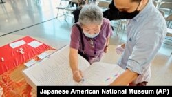 Buku yang berisi daftar nama orang Jepang-Amerika yang dipenjara selama Perang Dunia II di Museum Los Angeles, AS (foto: dok). 