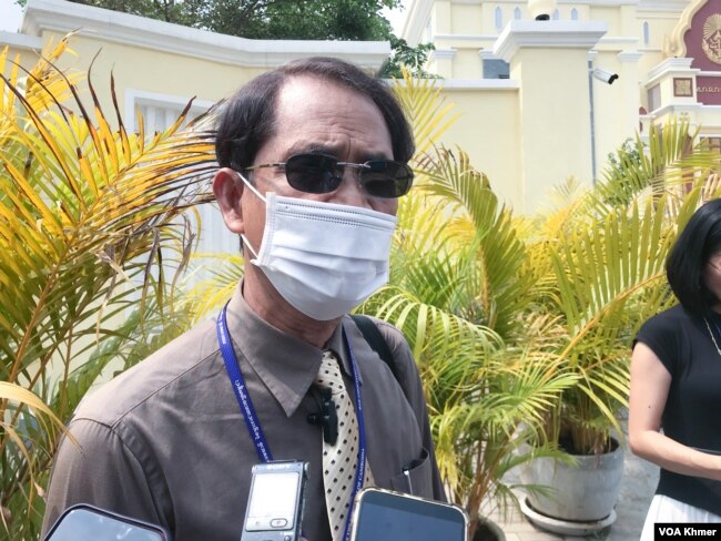 លោក អាង ឧត្តម សហមេធាវីការពារក្តីឲ្យលោកកឹម សុខា ថ្លែងទៅកាន់អ្នកកាសែតនៅខាងក្រៅសាលាឧទ្ធរណ៍ភ្នំពេញ កាលពីថ្ងៃព្រហស្បតិ៍ ទី៨ ខែកុម្ភៈ ឆ្នាំ ២០២៤។ (ហ៊ុល រស្មី/វីអូអេ)