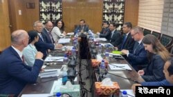 বাংলাদেশ সচিবালয়ে যুক্তরাষ্ট্রের বেসামরিক নিরাপত্তা, গণতন্ত্র ও মানবাধিকারবিষয়ক আন্ডার সেক্রেটারি উজরা জেয়ার নেতৃত্বে সফররত প্রতিনিধিদল বৈঠক করেন আনিসুল হকের সঙ্গে। বৃহস্পতিবার, ১৩ জুলাই, ২০২৩।