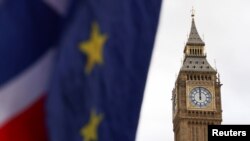 FILE - Bendera Uni Eropa dan Union Jack berkibar di luar Gedung Parlemen, di London, Inggris, 9 Februari 2022. (REUTERS/Tom Nicholson)