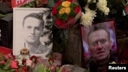 Người Nga đặt hoa và ảnh tưởng niệm thủ lĩnh phe đối lập Nga Alexey Navalny qua đời trong tù ngày 16/2/2024.