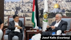 Mantan Wakil Presiden Indonesia Jusuf Kalla bertemu dengan Ismail Haniyeh, pemimpin politik Hamas dalam pertemuan di Doha, Jumat (12/7). (Foto: Courtesy/Jusuf Kalla)