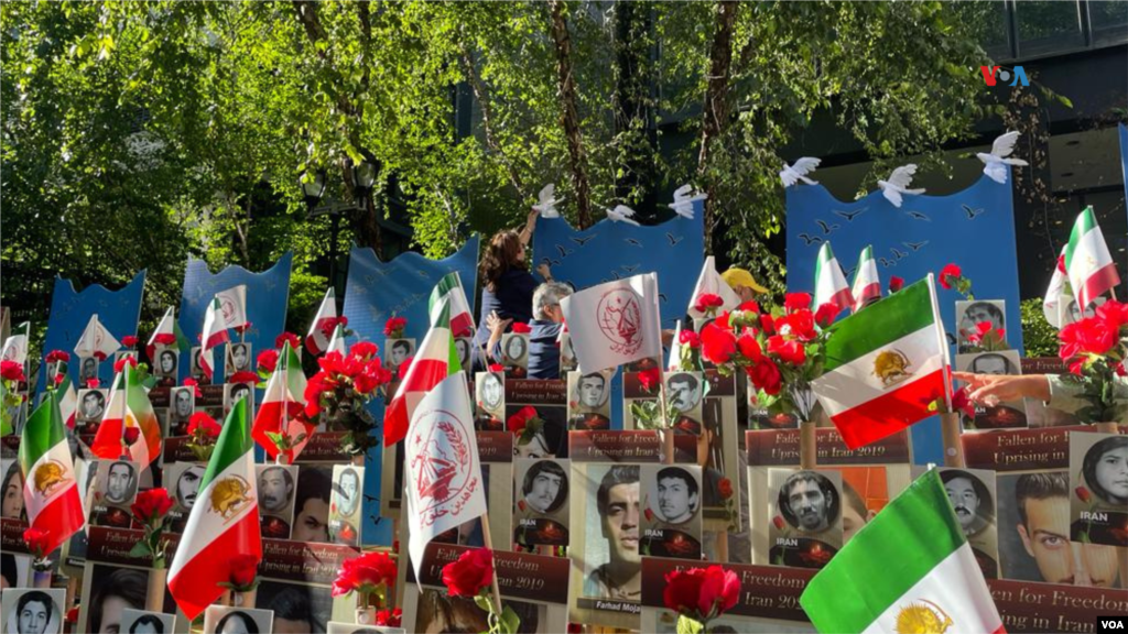 Una activista iraní coloca unas palomas blancas como símbolo de paz en una instalación con nombres de mártires del país persa en una plaza en las afueras de la sede de la ONU en Nueva York, el 19 de septiembre de 2023.