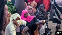 Des Soudanaises déplacées par le conflit en cours au Soudan entre l'armée et les paramilitaires, attendent de recevoir l'aide d'une organisation caritative à Gedaref, le 30 décembre 2023. (Photo AFP)