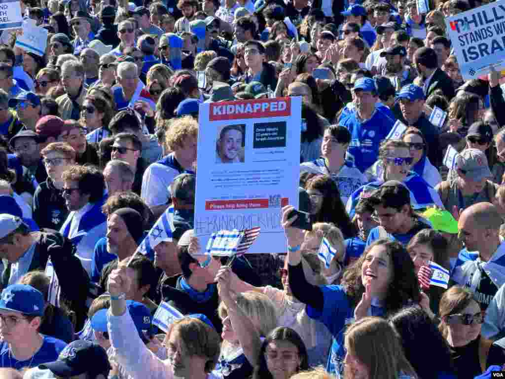 Manifestantes con pancartas de los secuestrados por Hamás se vieron en la concentración.&nbsp;