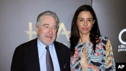 ARCHIVO - Robert De Niro y su hija Drena De Niro durante la 20ª ceremonia anual de los Premios Cinematográficos de Hollywood, en Beverly Hills, EEU, en noviembre de 2016.