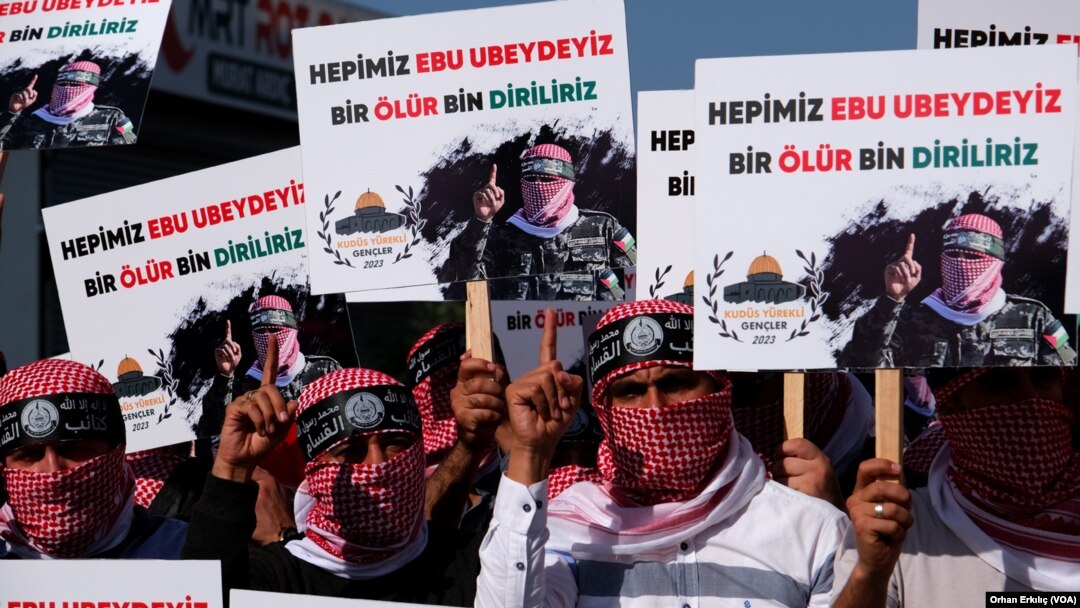 Filistin’e destek için farklı kentlerden İncirlik Hava Üssü’ne geldiklerini söyleyen protestocular İsrail’e bir an önce Filistin topraklarından çekilmesi çağrısı yaptı.