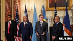 资料照片：美国国务卿安东尼·布林肯在美国国务院会见了帕劳总统小苏兰格尔·惠普斯、密克罗尼西亚总统戴维·帕努埃洛和马绍尔群岛总统戴维·卡布阿。(2022年9月29日)