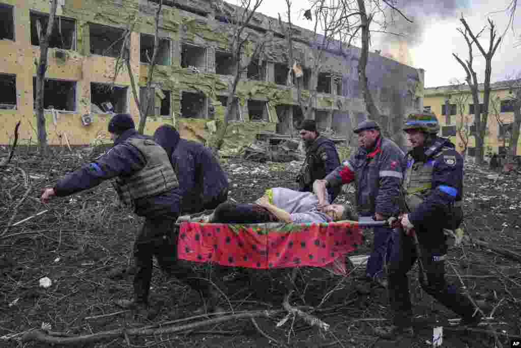 9 марта 2022 года. Раненая 32-летняя Ирина Калинина, которую эвакуируют из роддома в Мариуполе после российской атаки. Позже Ирина и рожденный ребенок умерли.