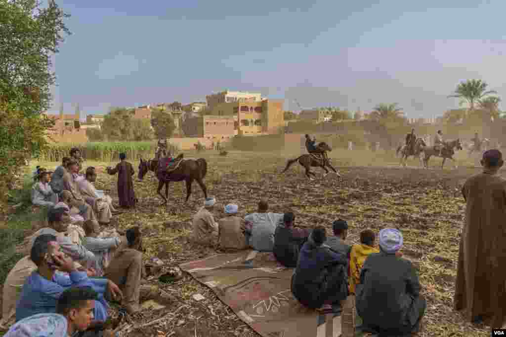 Transforming the field into a theatrical stage or arena, El-Mermah performances offer respite to villagers, most of whom work in local farms, Al-Biirat, Egypt, Sept. 12, 2023. (Hamada Elrasam/VOA) 