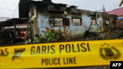 Garis polisi dipasang di sebuah rumah yang terbakar (foto: ilustrasi). Banyak warga menilai polisi baru mengambil tindakan serius ketika suatu masalah menjadi viral di medsos. 