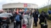 Foto ilustrasi yang menunjukkan sejumlah penumpang berjalan dengan koper mereka di Terminal 1 di Bandara Charles de Gaulle di Roissy, Paris, pada 23 Maret 2023. (Foto: Reuters/Lucien Libert)