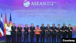 Menteri Luar Negeri Indonesia, Retno Marsudi (tengah) bersama menteri luar negeri negara anggota ASEAN lainnya dan Perwakilan China, Wang Yi berpose bersama sebelum mengadakan pertemuan ASEAN PMC-China 2023 di Jakarta, Kamis (13/7). (Courtesy of Kemlu RI)
