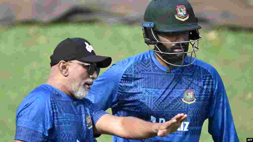 প্রধান কোচ চণ্ডিকা হাথুরুসিংহের সাথে। অনুশীলন পর্বে। ২০২৩।