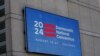 Sebuah layar LED di United Center di Chicago, Illinois, menampilkan logo dan jadwal Konvensi Nasional Partai Demokrat yang akan digelar di venue tersebut dalam acara bersama awak media pada 22 Mei 2024. (Foto: Reuters/Jim Vondruska)