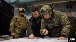 Президент Украины Владимир Зеленский и генерал-полковник Александр Сырский на командном пункте ВСУ (архивное фото).