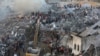 加沙地带的巴勒斯坦人检查以色列空袭后被摧毁的楼宇。（2023年10月25日）
