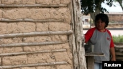 ARCHIVO - Una mujer frente a su choza en una zona rural de la provincia argentina de Corrientes en esta foto tomada el 16 de septiembre de 2008. La enfermedad de Chagas, causada por un parásito tropical, es endémica de Argentina.