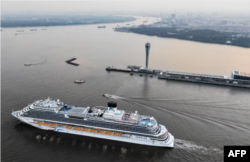 Esta fotografía aérea muestra el primer crucero de construcción nacional de China, "The Adora Magic City", en su viaje inaugural en Shanghai el 1 de enero de 2024. (AFP)