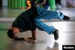 U.S. breakdancer Logan Edra performs a sequence of dance moves as she teaches a breakdancing class at Playground LA in Los Angeles, California, U.S., June 11, 2024. (REUTERS/Mike Blake)