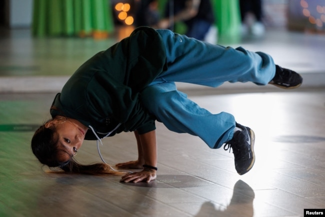 U.S. breakdancer Logan Edra performs a sequence of dance moves as she teaches a breakdancing class at Playground LA in Los Angeles, California, U.S., June 11, 2024. (REUTERS/Mike Blake)